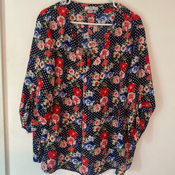 navy polka dot plus 3x blouse with pink and blue flowers. Beautiful! - Picture 1 of 5